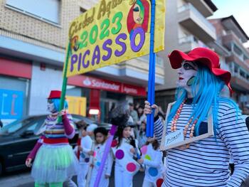 El Carnaval conquista el barrio de Santa Bárbara