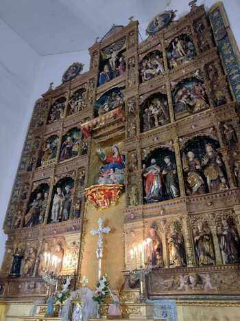 El retablo mayor de la iglesia de Nombela vuelve a relucir