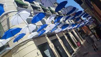 500 paraguas azules y blancos decoran la calle San Francisco