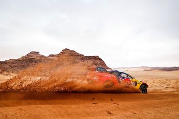 Loeb se lleva la primera alegría en el Dakar