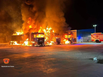 Tres camiones de paja arden en una explotación de Carriches