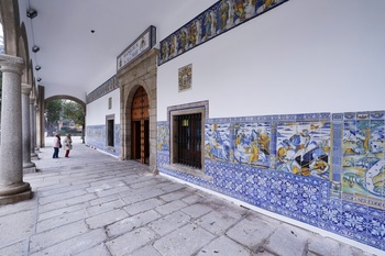 Una zanja de drenaje para proteger la azulejería del Prado