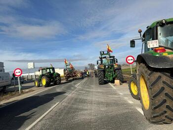 Los agricultores cortan por segundo día las autovías de Toledo