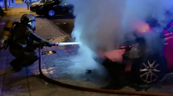 Las llamas de un coche atemorizan a los vecinos del Polígono