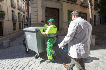 Llegan los contenedores de basura a calle Real y Pozo Amargo
