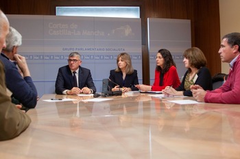 PSOE recibe en las Cortes a los afectados de Cereales Roldán