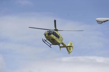 Trasladado en helicóptero un trabajador tras caer de 8 metros