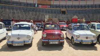 Más de 150 vehículos antiguos se dan cita en la plaza de toros