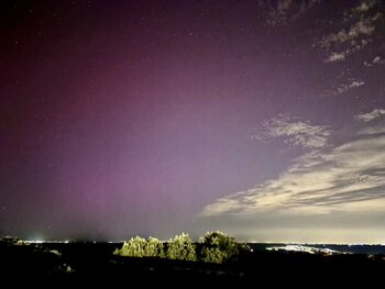 Las auroras boreales tiñen de púrpura el cielo de la provincia