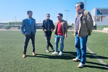 Núñez revisa los campos de fútbol de césped artificial
