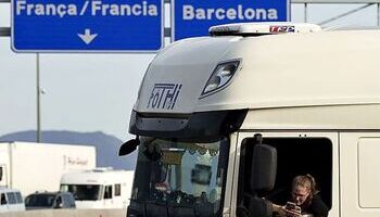 Unos 150 camioneros toledanos permanecen retenidos en Francia