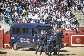 La Policía Nacional exhibe sus unidades en la Plaza de Toros