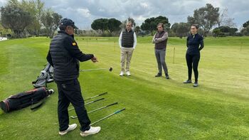 Palomarejos enseña a más de 50 futuros golfistas