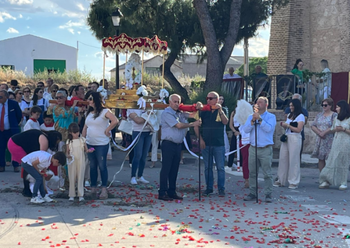 Novés celebra 300 años de historia con una emotiva procesión