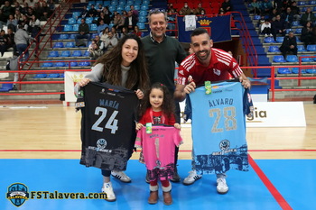Álvaro Fernández recibe el homenaje del FS Talavera