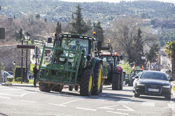 Unos 60 tractores cruzan Toledo sin consecuencias