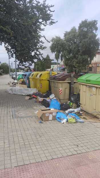 Olías mantiene contenedores en El Beato, pero no limpia la vía